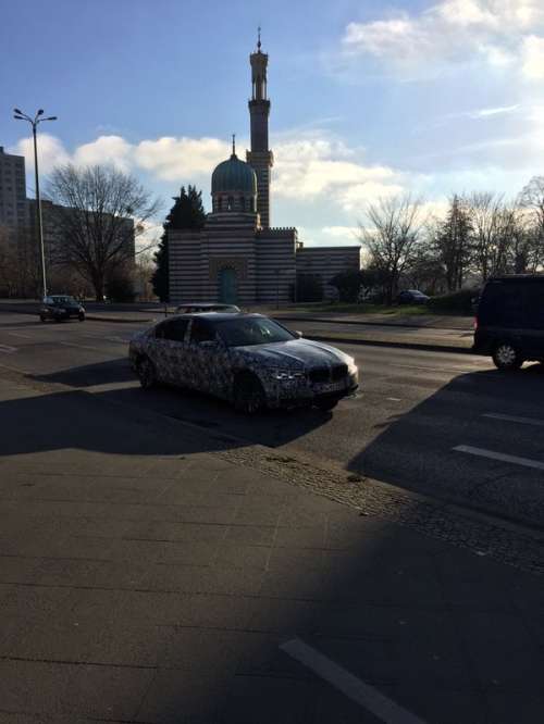 Новенький закамуфлированный BMW 5-series засекли папарацци